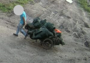 Kradzież w Bronikowie. Dzielnicowi ze Śmigla zatrzymali 49-latka, odzyskano siatki warte 8 tys. zł